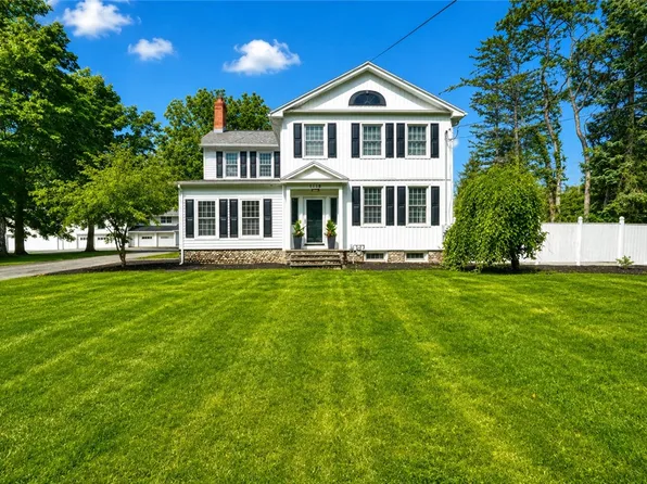 1118 Mertensia Rd, Farmington, NY 14425