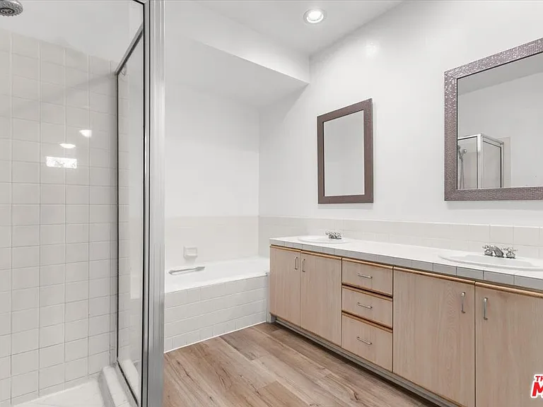 5350 White Oak Ave #209 — Photo 15
