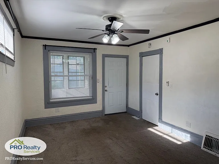 1015 Charles Ave — Photo 3
