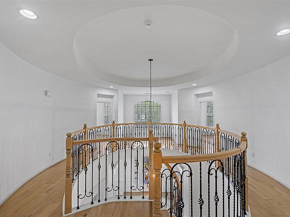 5th image of 98 E Beckonvale Cir