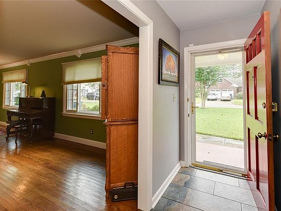 4th image of 7409 Parkdale Dr