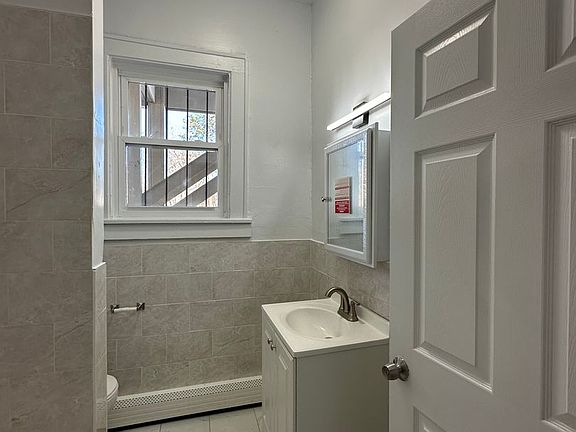 5th image of 240 E 9th St APT 3