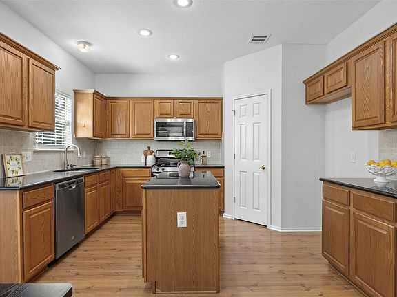 4th image of 2633 Bolton St