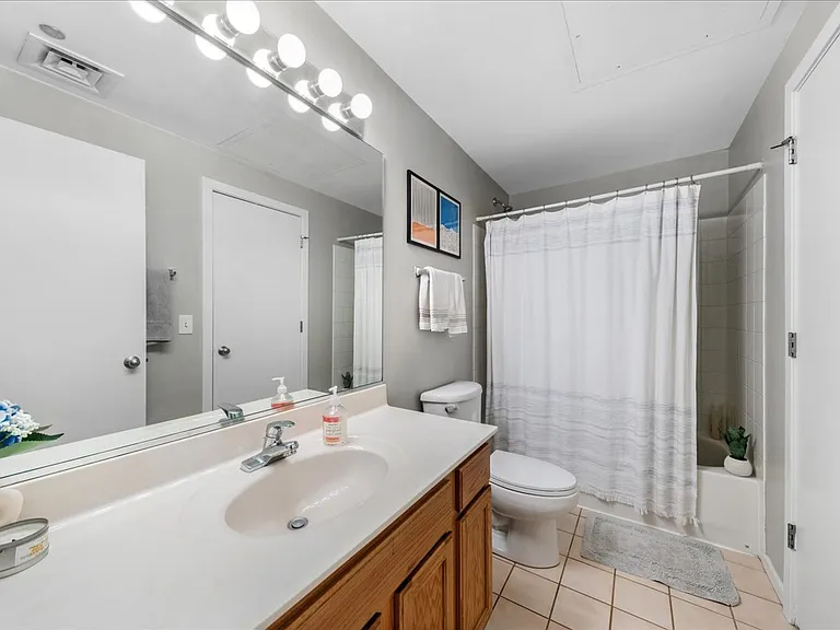 208 W Washington St #2007 — Photo 16