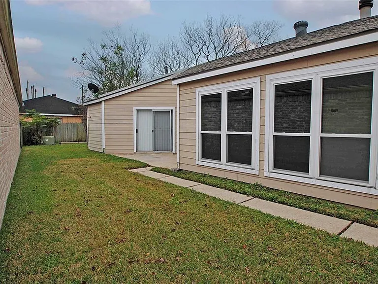 16127 Queensdale Dr — Photo 11