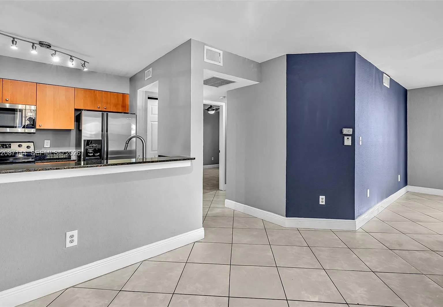 Lakeview Club Condo — Photo 1