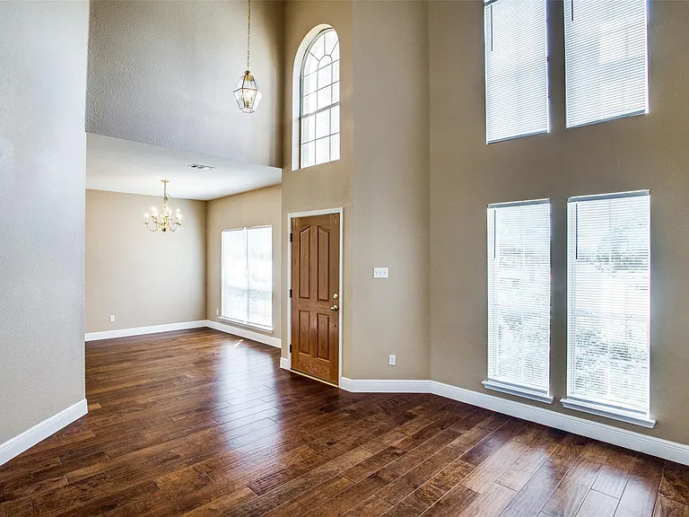 1402 Sunshine Dr — Photo 4