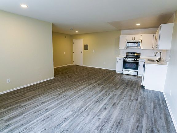5th image of 238 S Serrano Ave #200