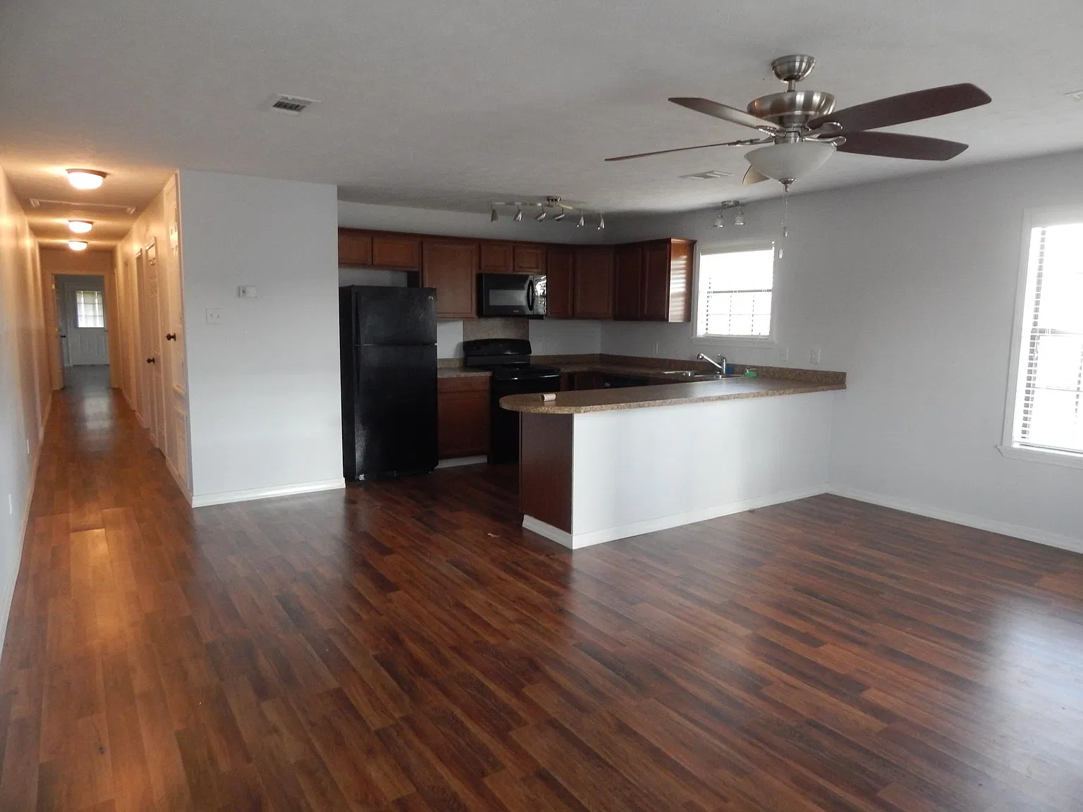 3 bed, 1500 sqft, $975 — Photo 2