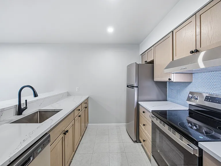264 Eagle Dr — Photo 1