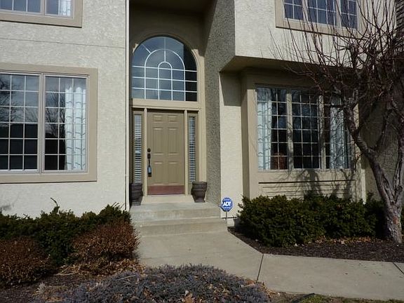 5th image of 712 NE Lake Pointe Dr
