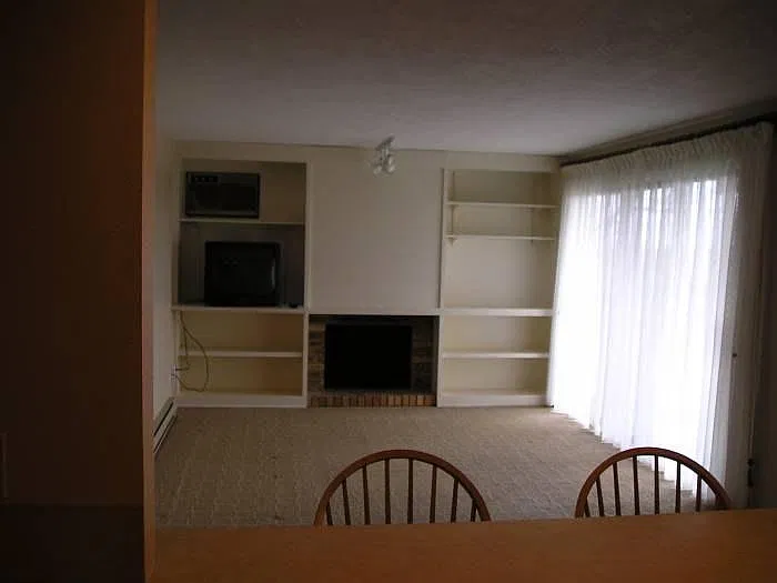 2 bed, 800 sqft, $1,300 — Photo 3