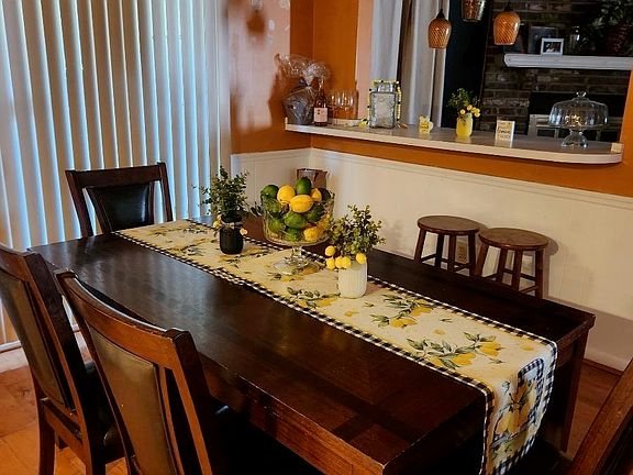 2nd image of 852 Sun Valley Rd