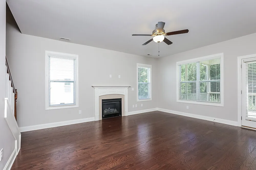 4 bed, 2.5 bath, 2626 sqft, $2,285 — Photo 4