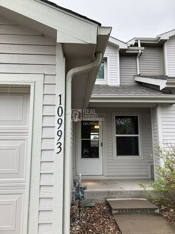 Stunning 3 bedroom, 1.5 bathroom townhome — Photo 2