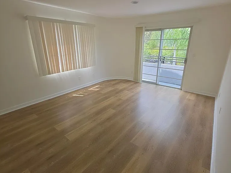 2050 S Bentley Ave — Photo 29