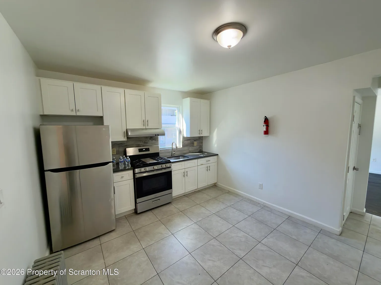3 bed, 1.0 bath, 1100 sqft, $1,300 — Photo 4