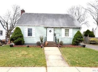 17 Robert St, Hicksville, NY 11801