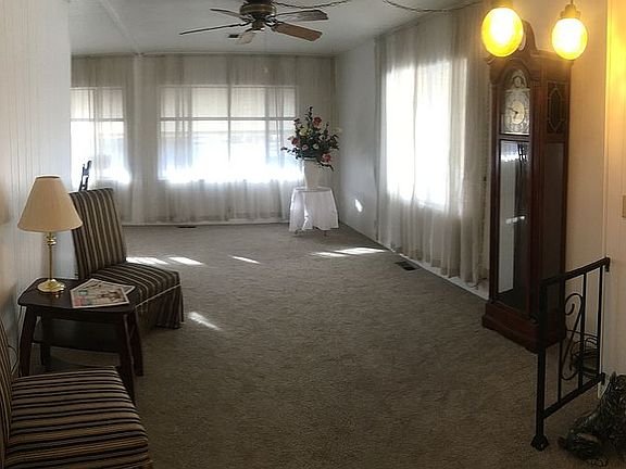 Spacious living room 