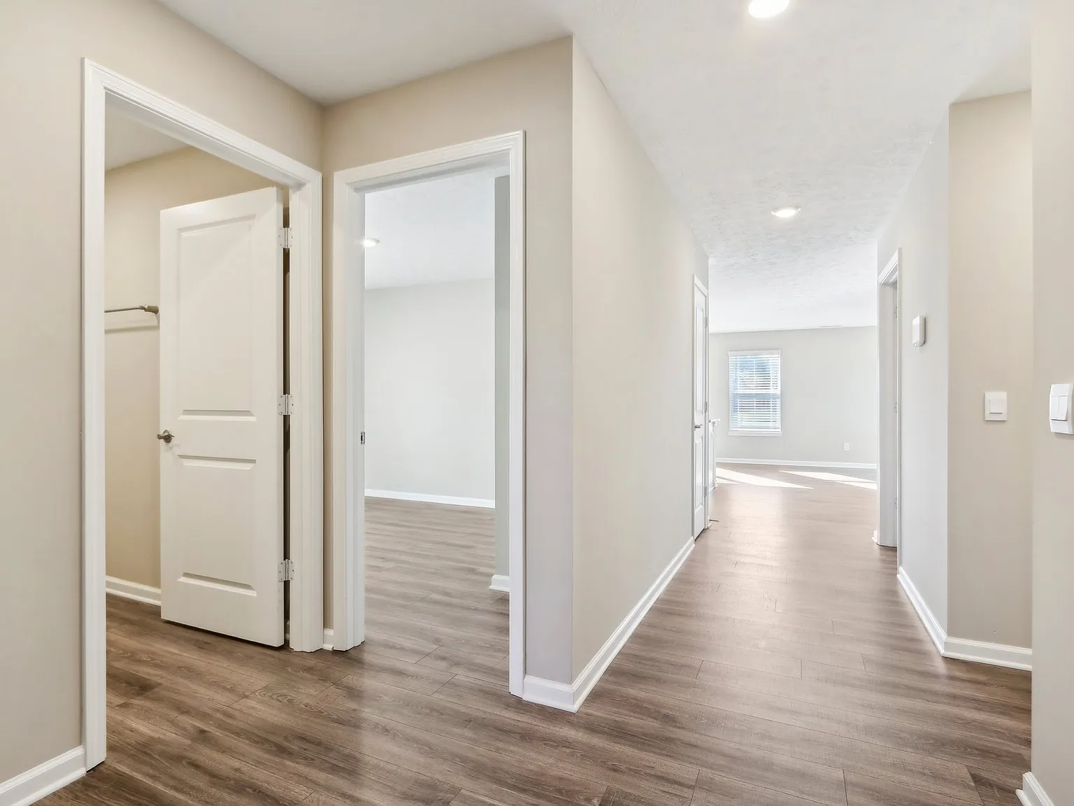 3 bed, 2.0 bath, 1498 sqft, $2,070 — Photo 2