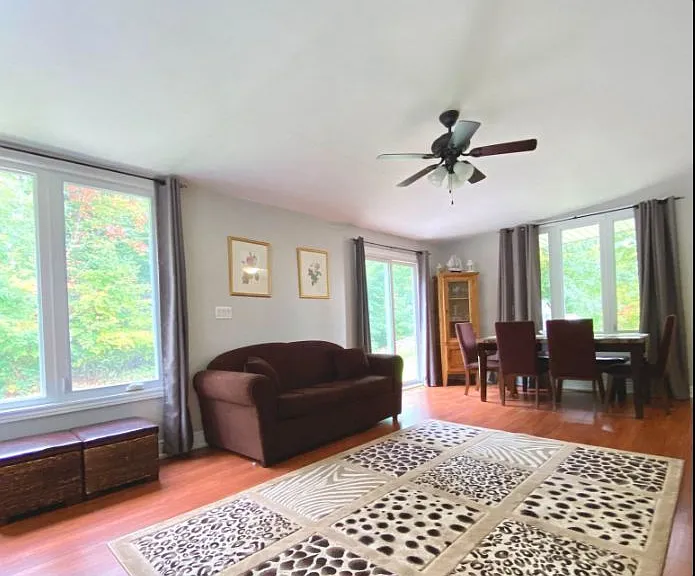 4870 Mapleview Cres — Photo 3