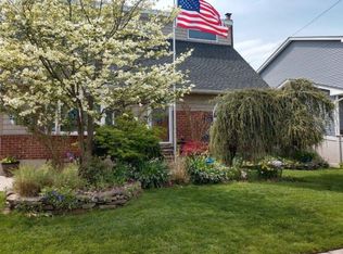 2970 Roxbury Rd, Oceanside, NY 11572