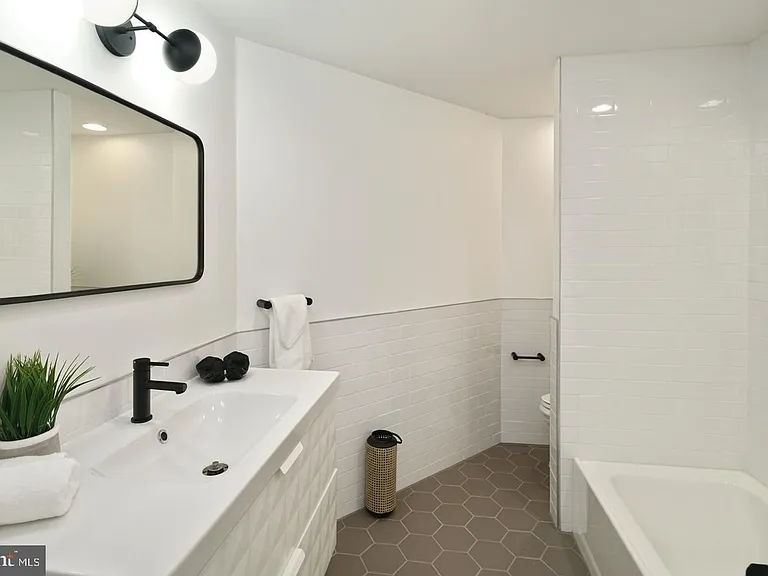 2409 Catharine St — Photo 11