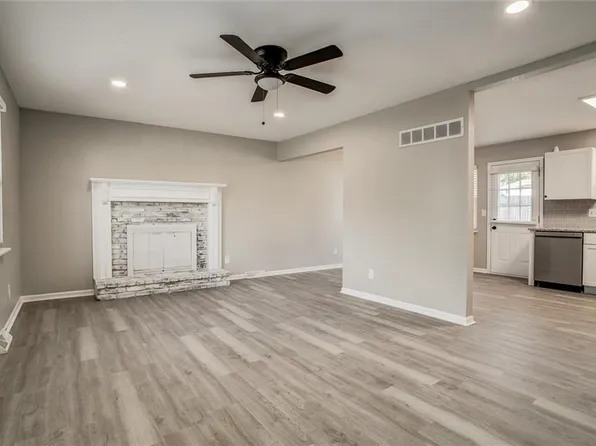 301 SW Moreland School Rd, Blue Springs, MO 64014