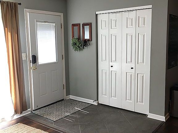 Entry/Breakfast nook