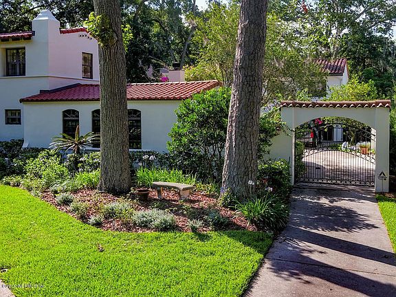 Gated private driveway