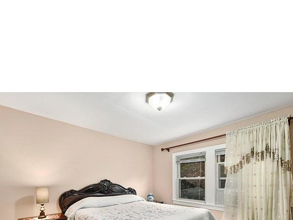 5th image of 71 E Elm Ave