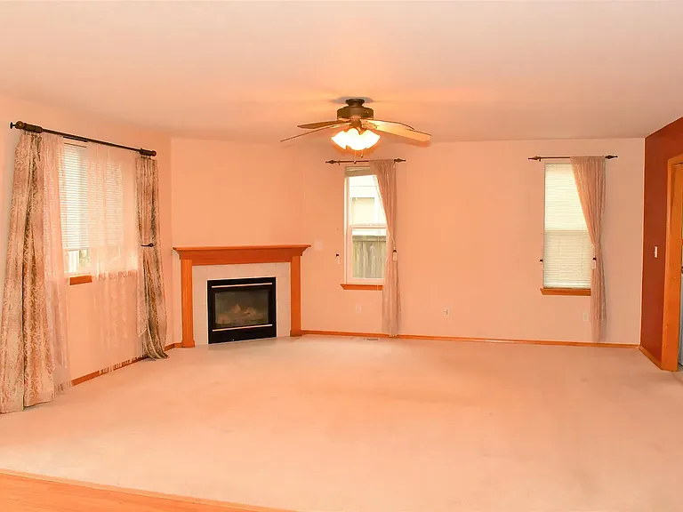 4819 Siskiyou Loop SE — Photo 9