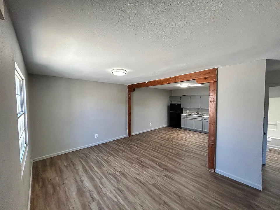 815 W Picard Ave