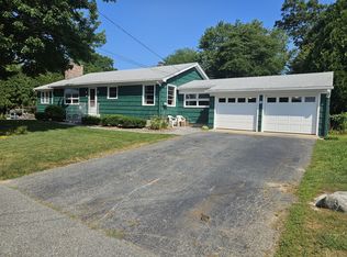 90 Westwood Dr, Groton, CT 06340