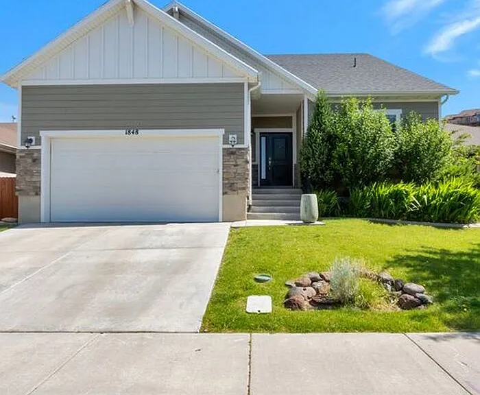 1848 W Woodview Dr — Photo 1
