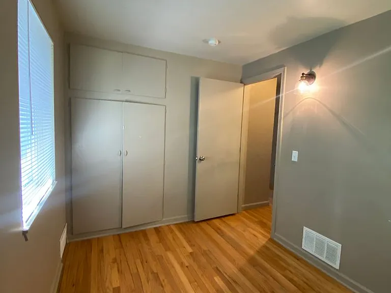 5 bedroom, 2 bath House-Cheney! Right on campus!! — Photo 14