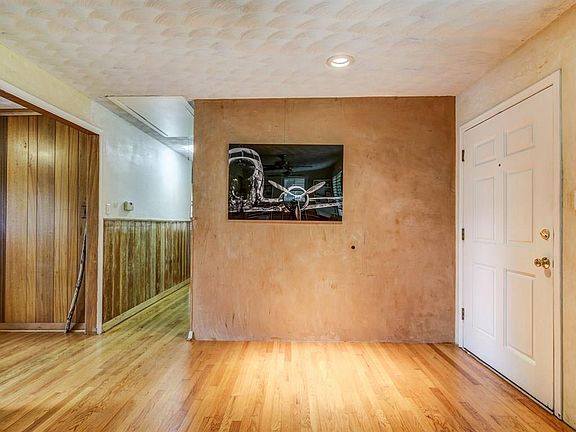 3rd image of 2714 S Glenbrook Dr