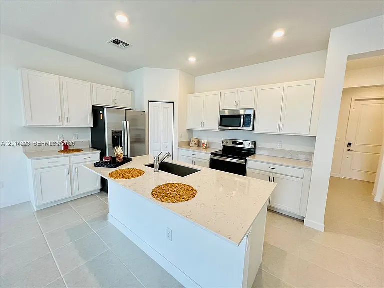 6923 Harbours Edge Ave — Photo 4