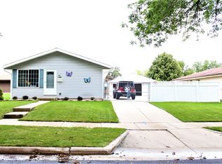 1422 W Clayton Crest Ave, Milwaukee, WI 53221