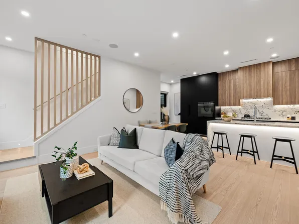 5034 Granville St #2, Vancouver, BC V6M 3B2