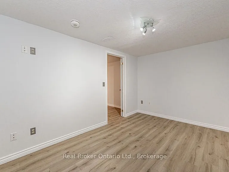 195 Edinburgh Rd S #LOWER — Photo 15