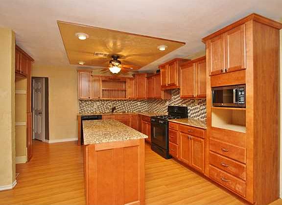 3rd image of 215 S Menger Ln