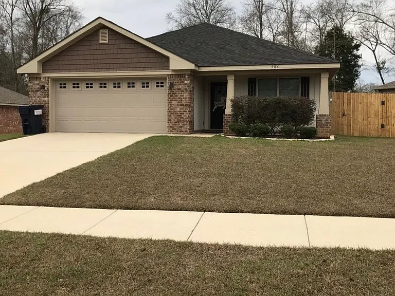 986 Tudor Ln — Photo 1