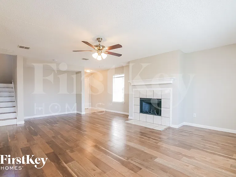 916 Simi Dr — Photo 2