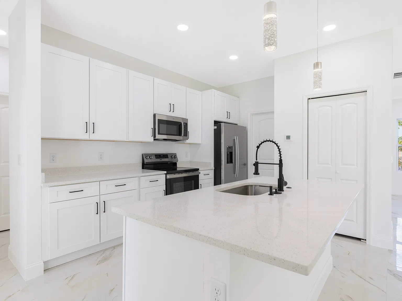 4 bed, 2.5 bath, 1681 sqft, $2,300 — Photo 3