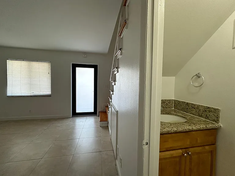 2705 NE 9th Ave — Photo 14