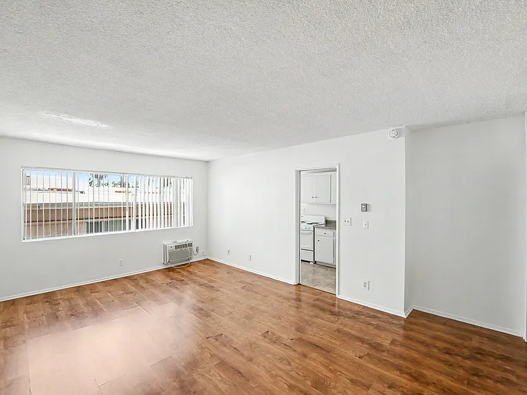 Hollywood Apartments — Photo 50
