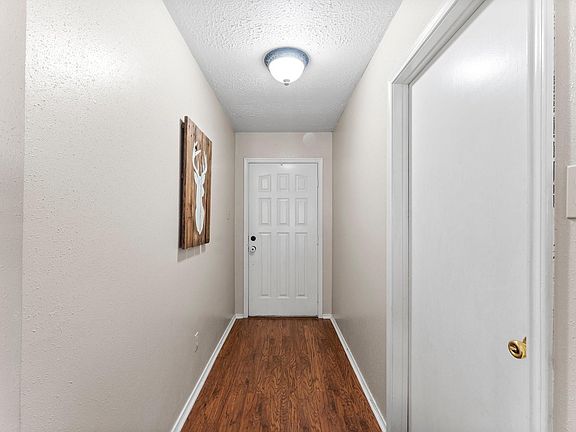 3rd image of 2110 Creston Dr