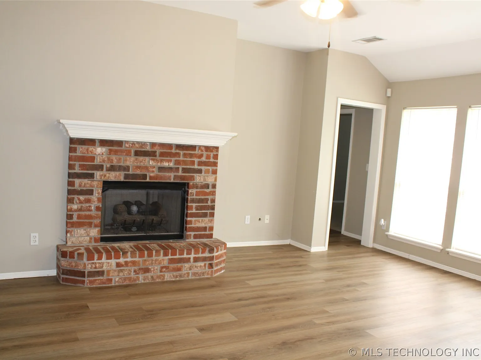 4 bed, 2.0 bath, 2114 sqft, $2,100 — Photo 2