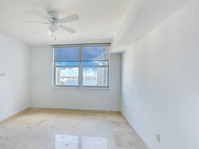 31 SE 5th St #1810 — Photo 5